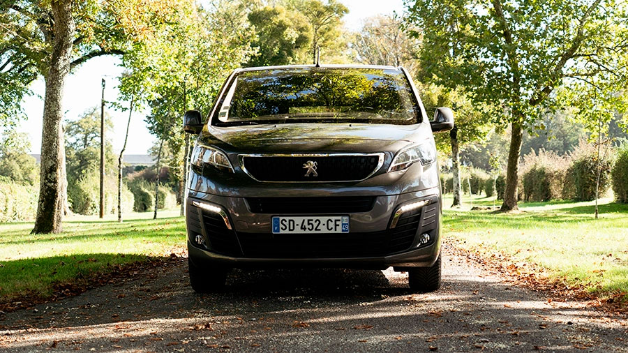 Peugeot-Traveller_03